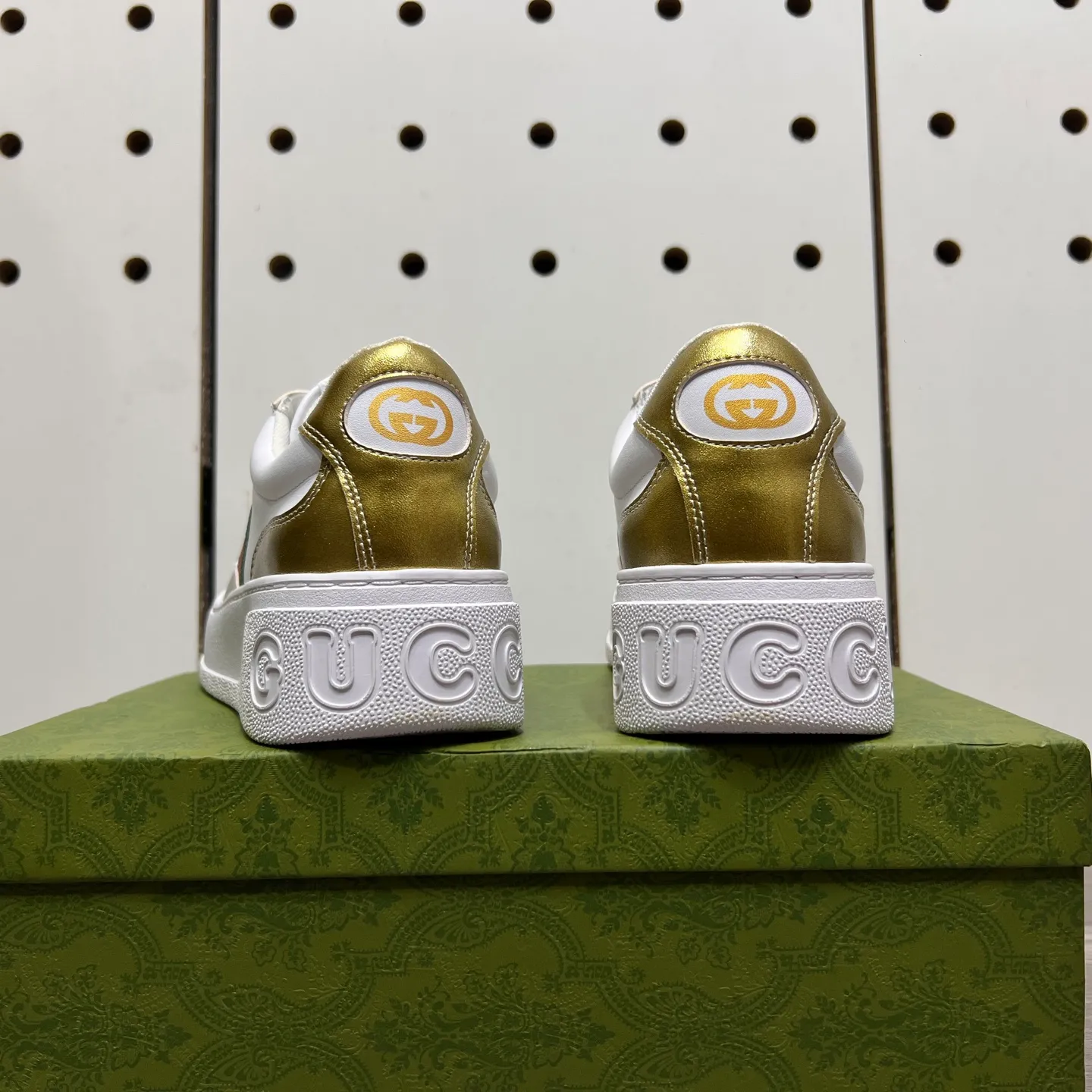 Factory price: 400💰Gucci original quality.~ Unique modern style sneakers. 🏃A must-have casual shoe for trendy men😍😍 Imported cowhide, sheepskin foot pads (refuse to discolor and grind feet) soles: Original soles specially provided by the original factory, French lazy style design ⚠️Fit to the feet, original quality, super comfortable original soles. Just like shooting the real thing 🎬The real thing is better, high-quality sneakers, size: 38-44 (45 and 46 can be customized)